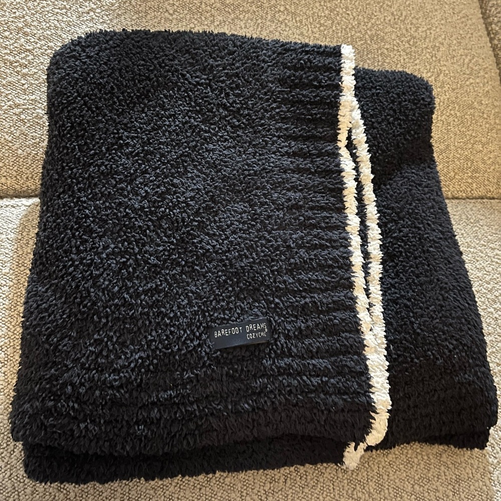 Navy blue barefoot dreams coziest throw. 45x60